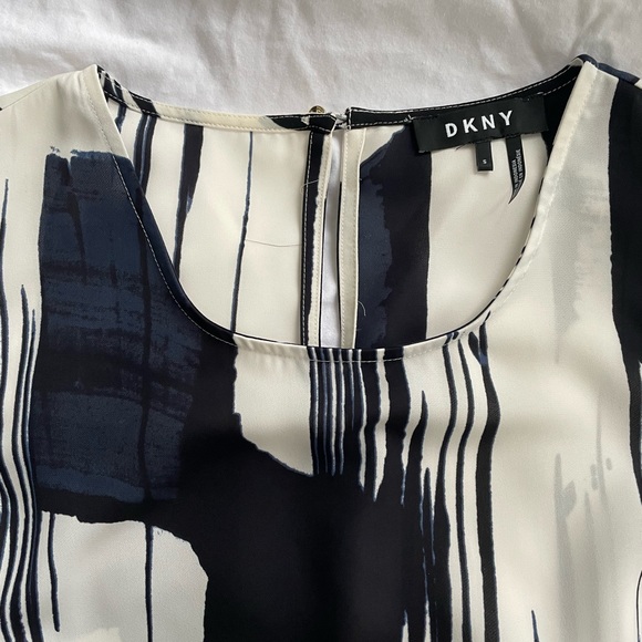 EUC DKNY Women’s sleeveless printed blouse - Sz Small - Picture 3 of 3